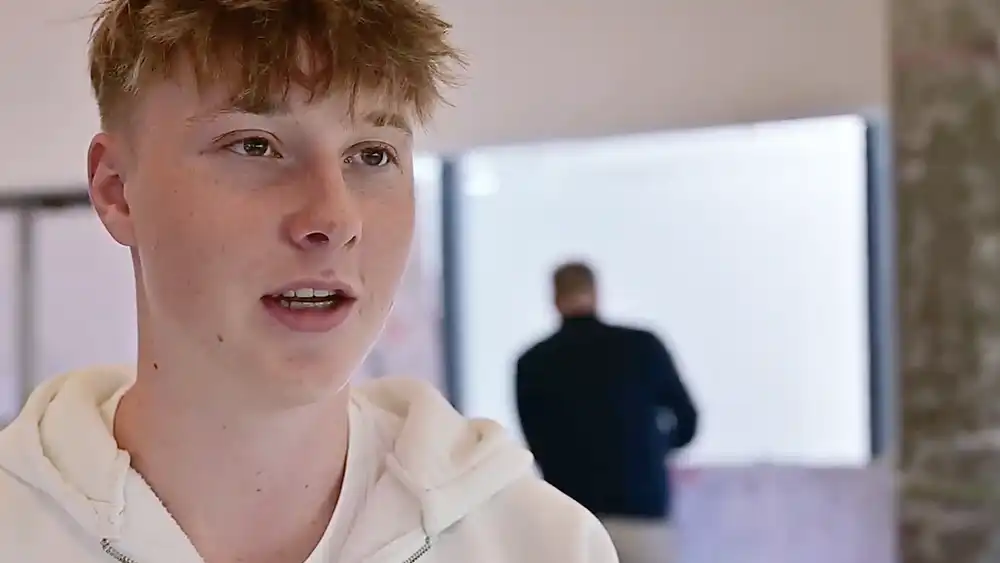 Bildausschnitt von einem jungen Menschen aus einem Interview