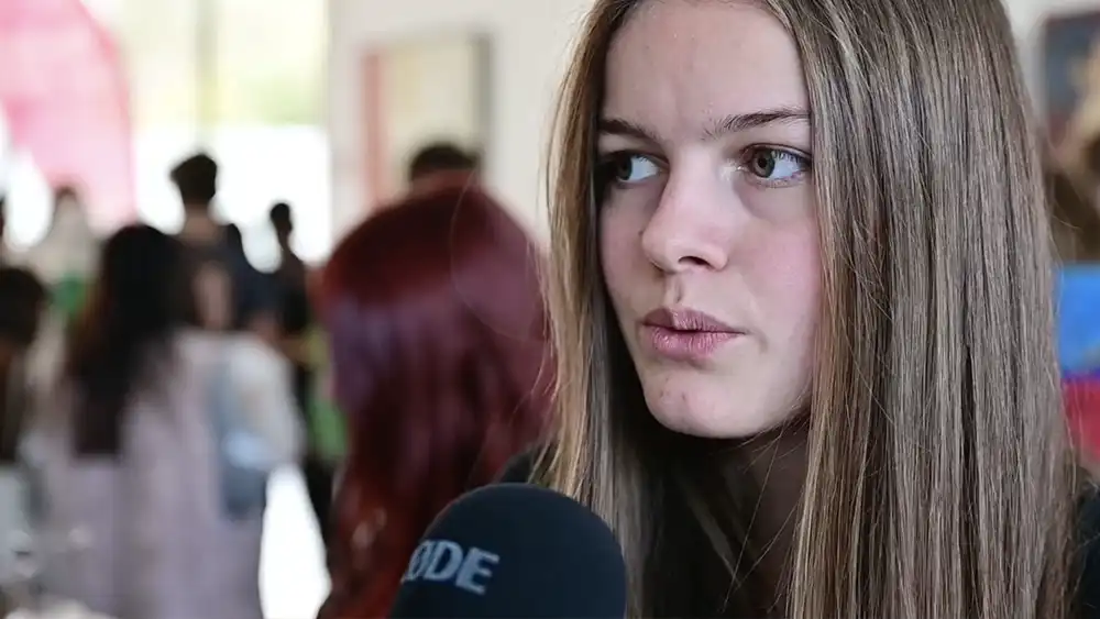 Bildausschnitt von einem jungen Menschen aus einem Interview