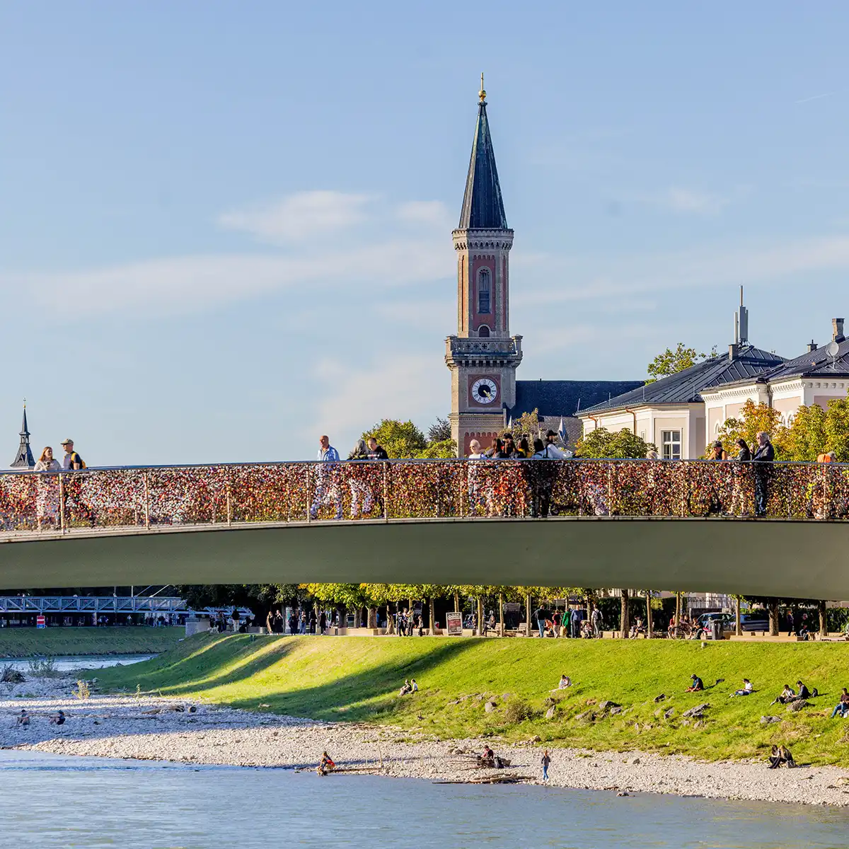 Salzach Treffpunkt am Flussufer der Stadt Salzburg
