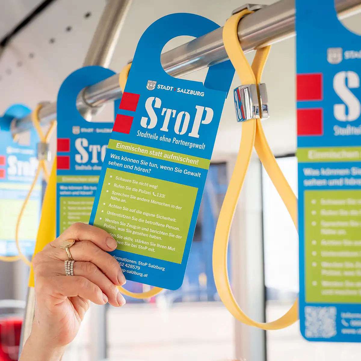 Im Bus sind an den Haltegriffen StoP-Werbematerialien angebracht