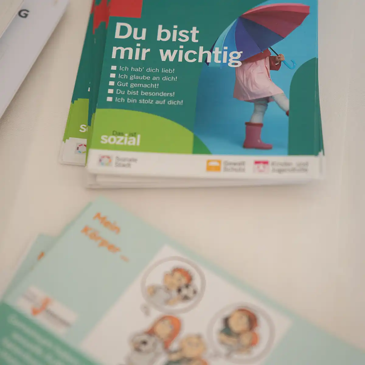 Broschüren liegen auf dem Tisch, auf einer steht: Du bist mir wichtig