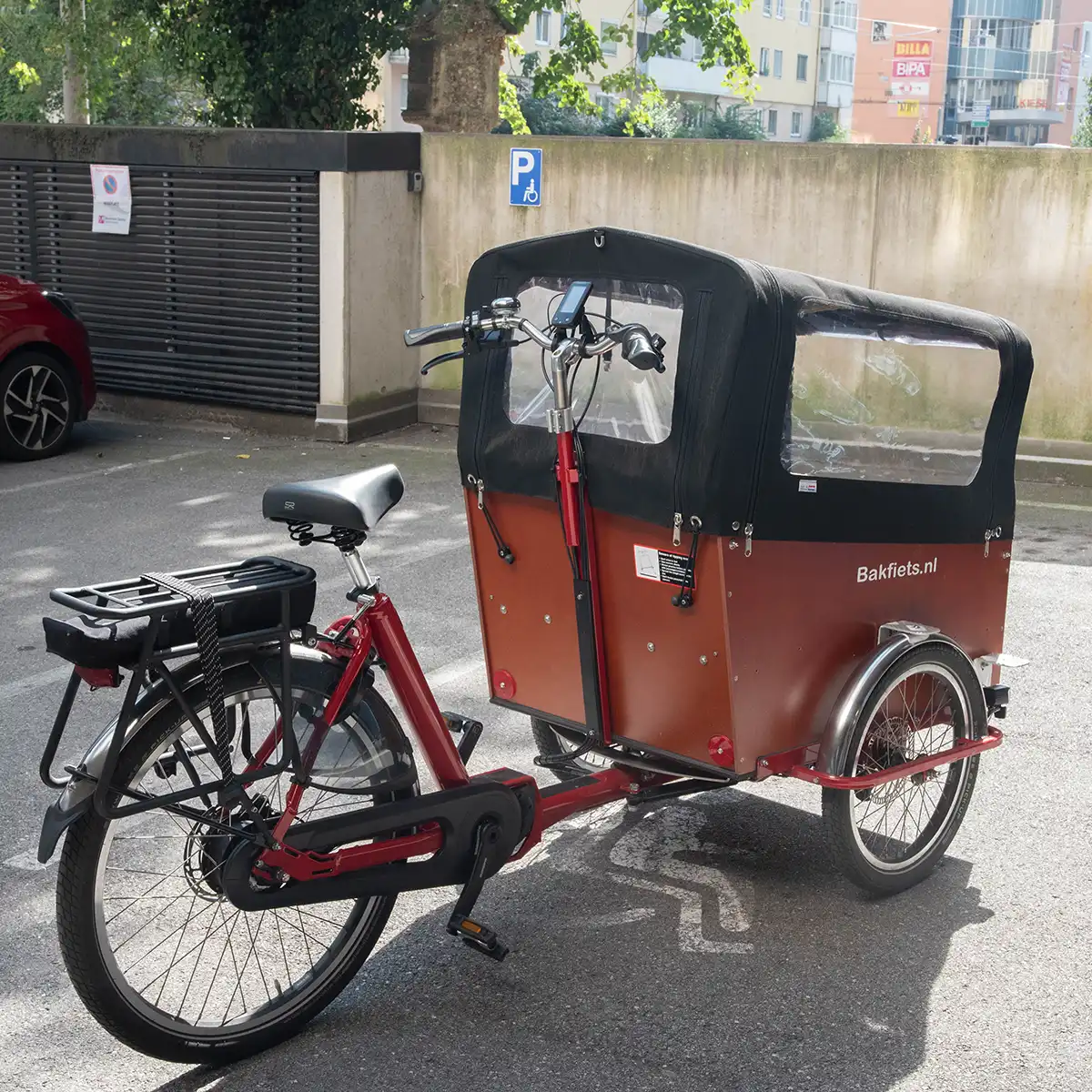 Ein Fahrrad mit Ladewagon vorne wird gezeigt