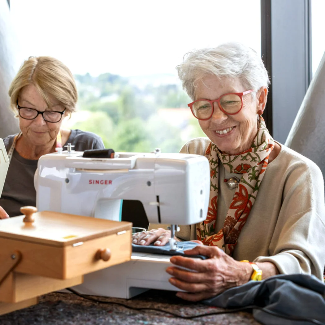zwei Damen Nähen zufrieden im RepairCafe