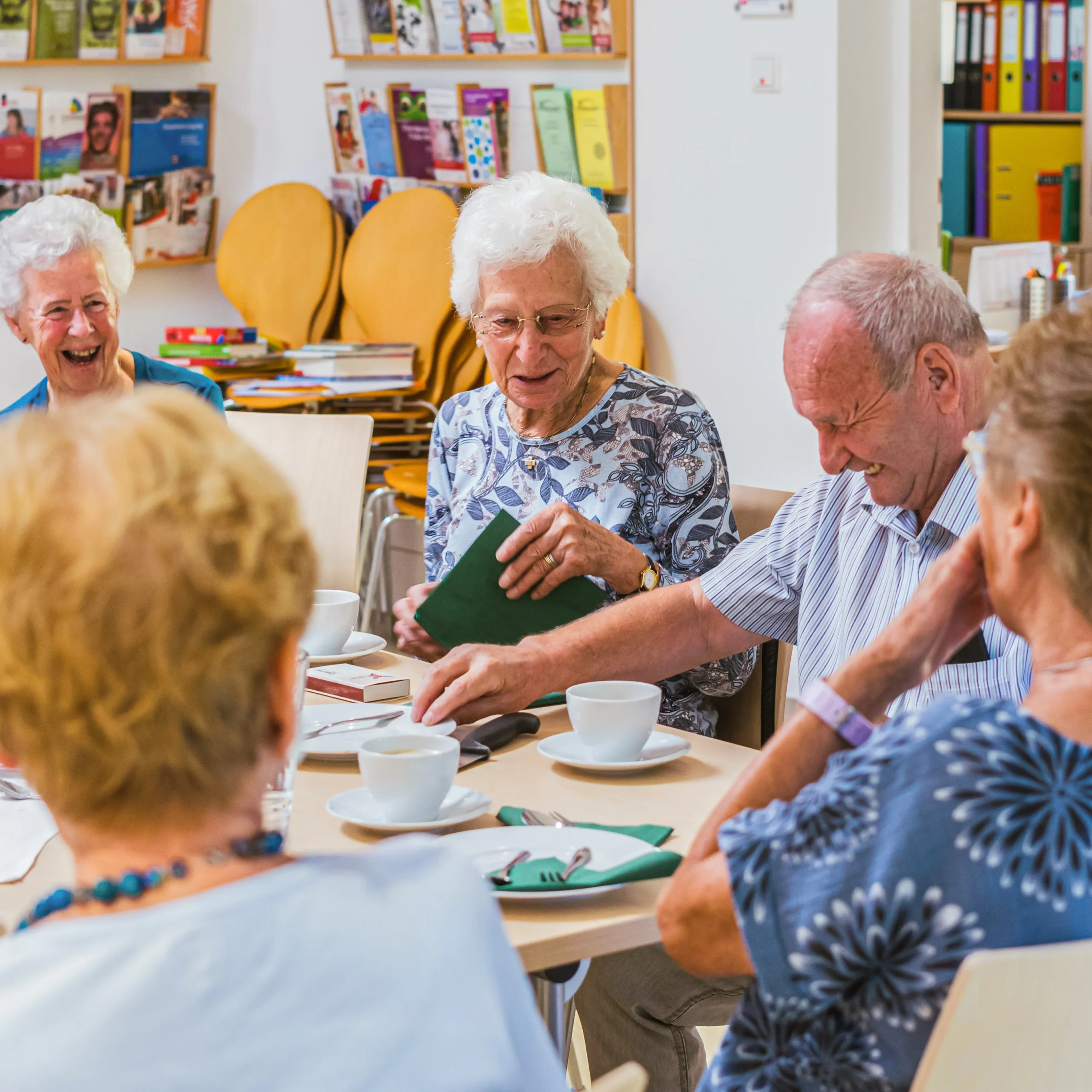 einige Senioren machen gut gelaunt ein Kaffeekränzchen im Diakoniewerk