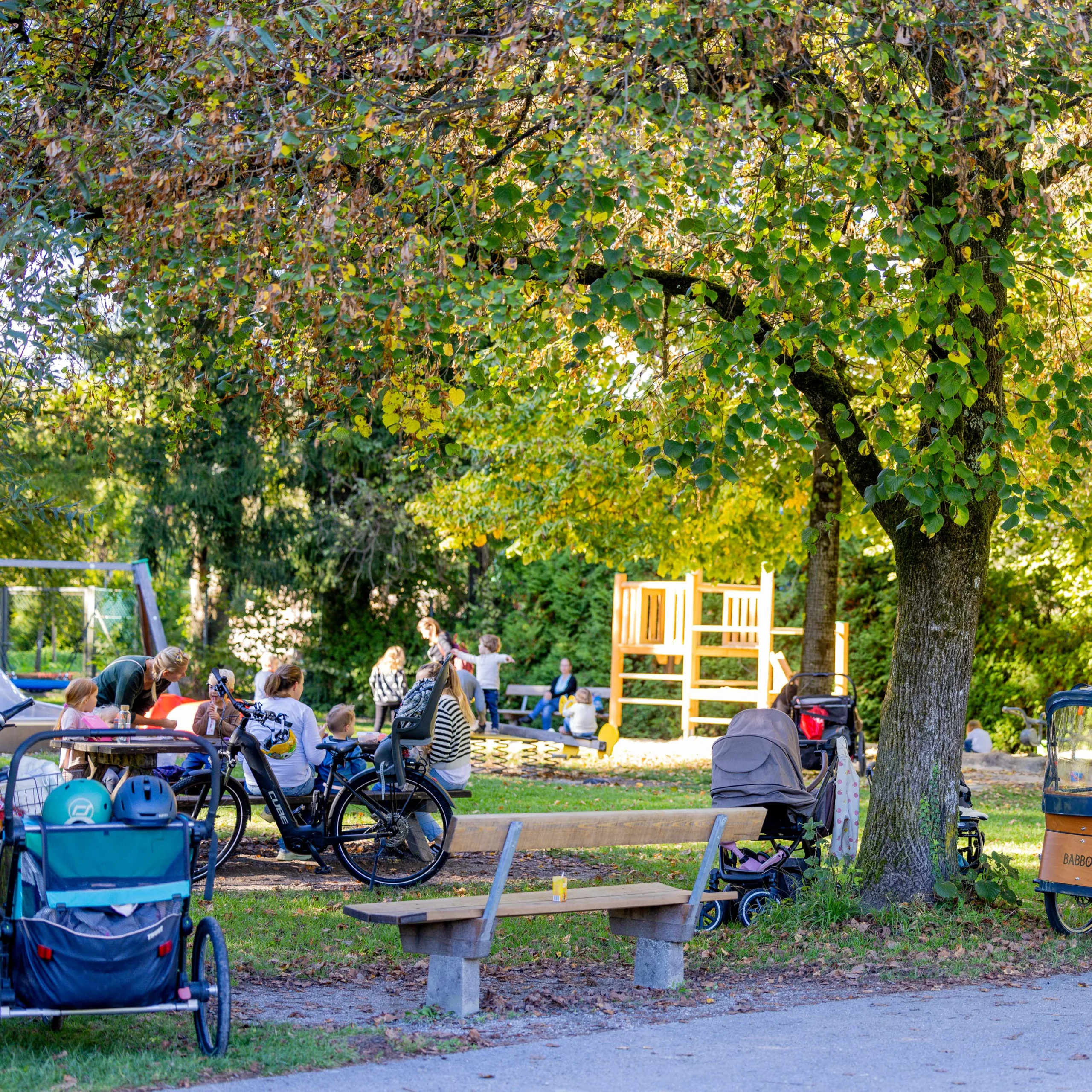 Mütter und Kinder verbringen eine schöne Zeit im Donnenbergpark, dieser verfügt über einige Spielmöglichkeiten