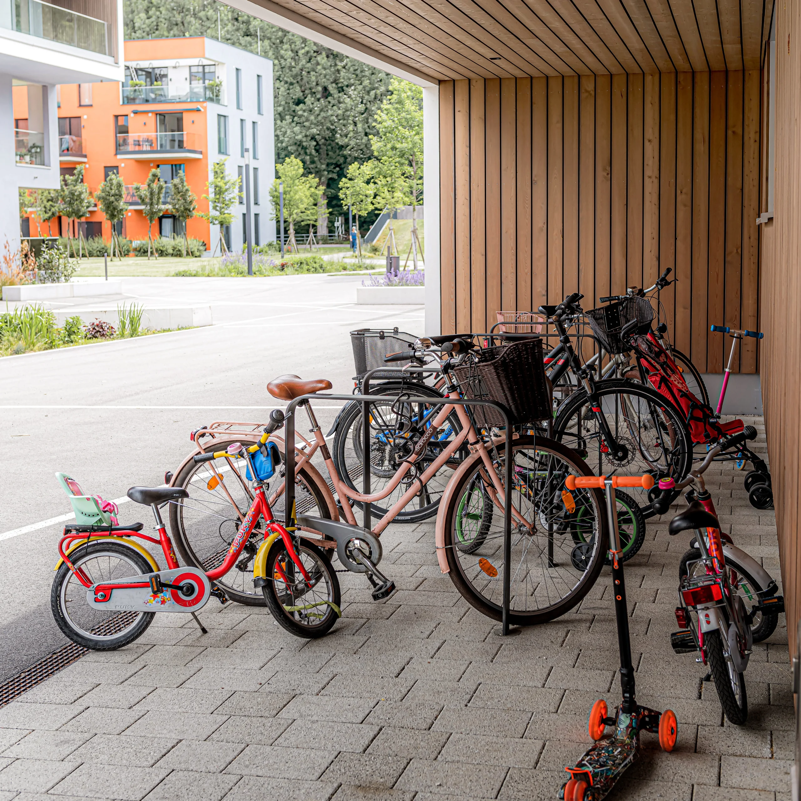 Hütte mit einigen Fahrzeugen wie Fahrräder und Scooter von Erwachsenen und Kindern