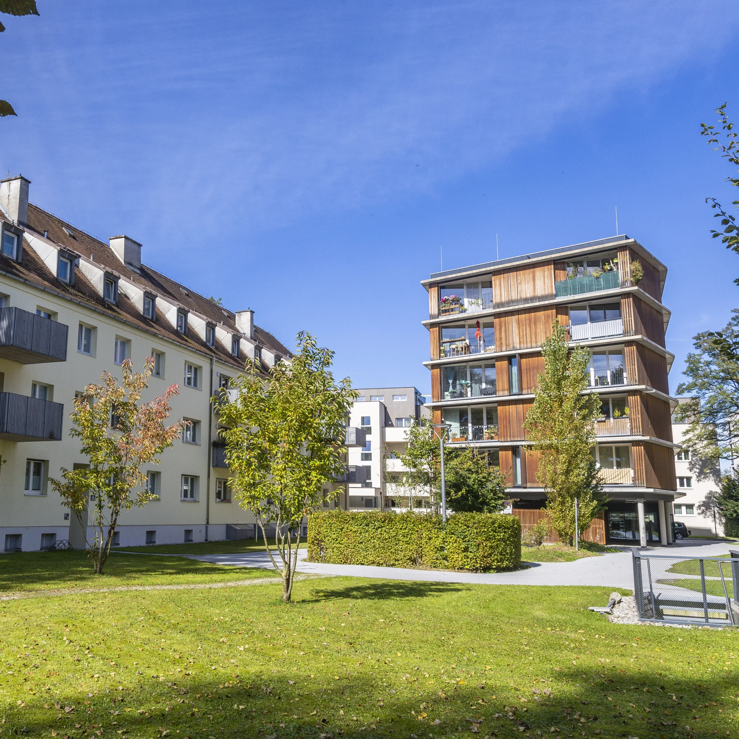 Wohnungen in der General Keyes Strasse mit Wiesen und Bäumen und asphaltierten Wegen verbunden