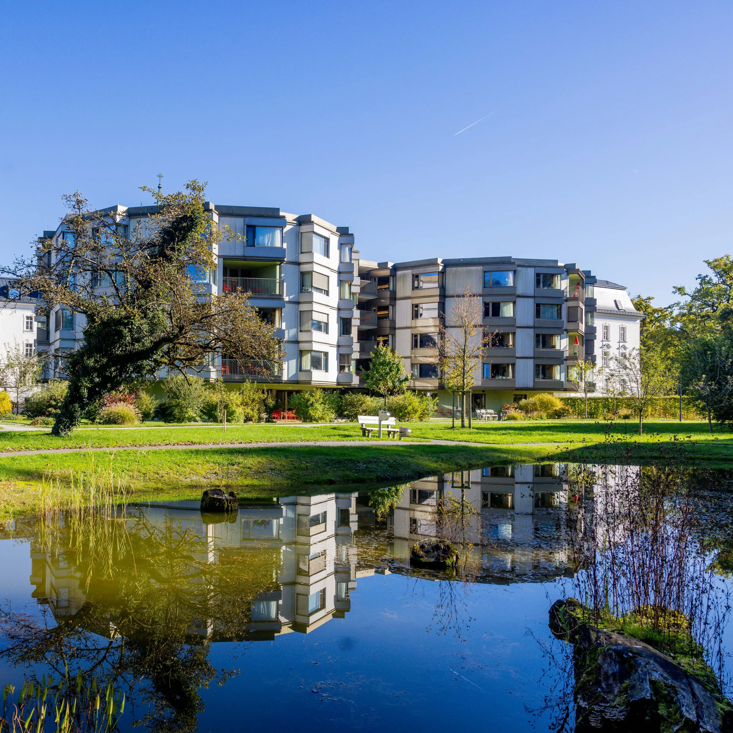Zwei Seniorenwohnheime in Nonntal, gelegen an einem Teich mit natürlich begrünter Fläche