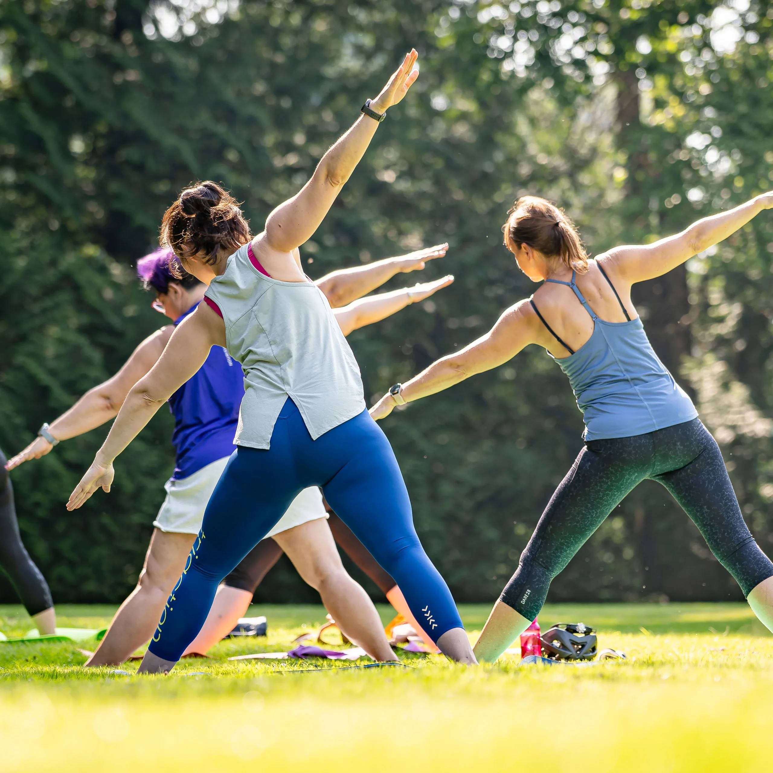 Yogagruppe macht Yoga im Park