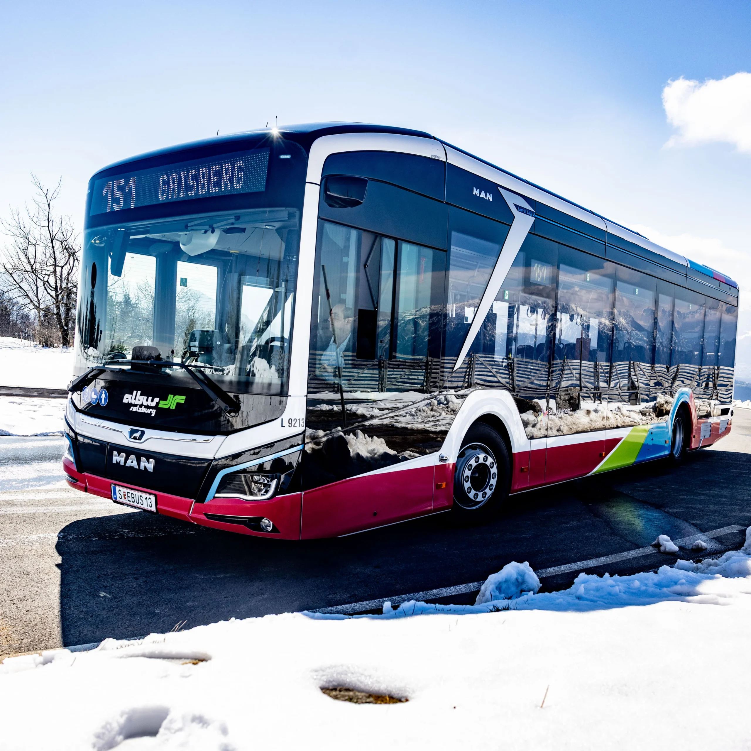 ein öffentlicher Bus fährt den Gaisberg hinauf bei verschneiten Hintergrund