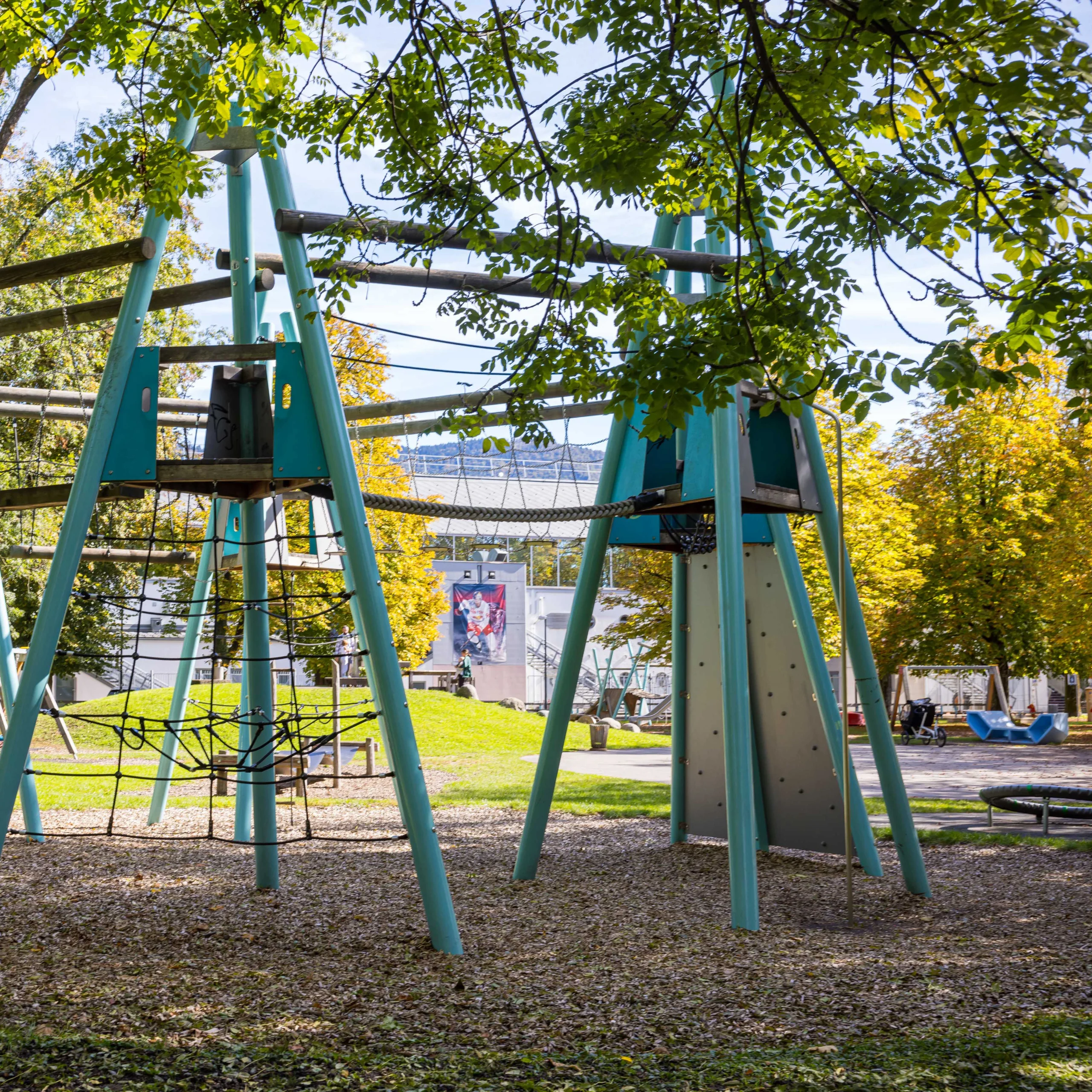Spielplatz mit verschiedenen Spiel und Klettermöglichkeiten