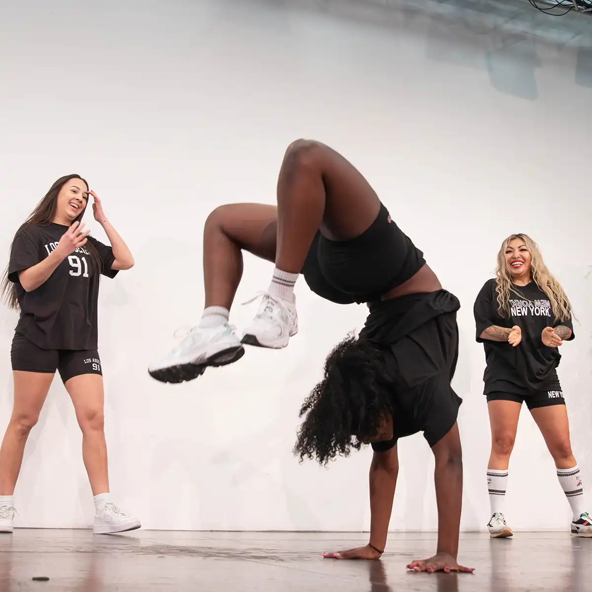 3 Hip Hop Tänzerinnen tanzen und freuen sich, lachen gemeinsam