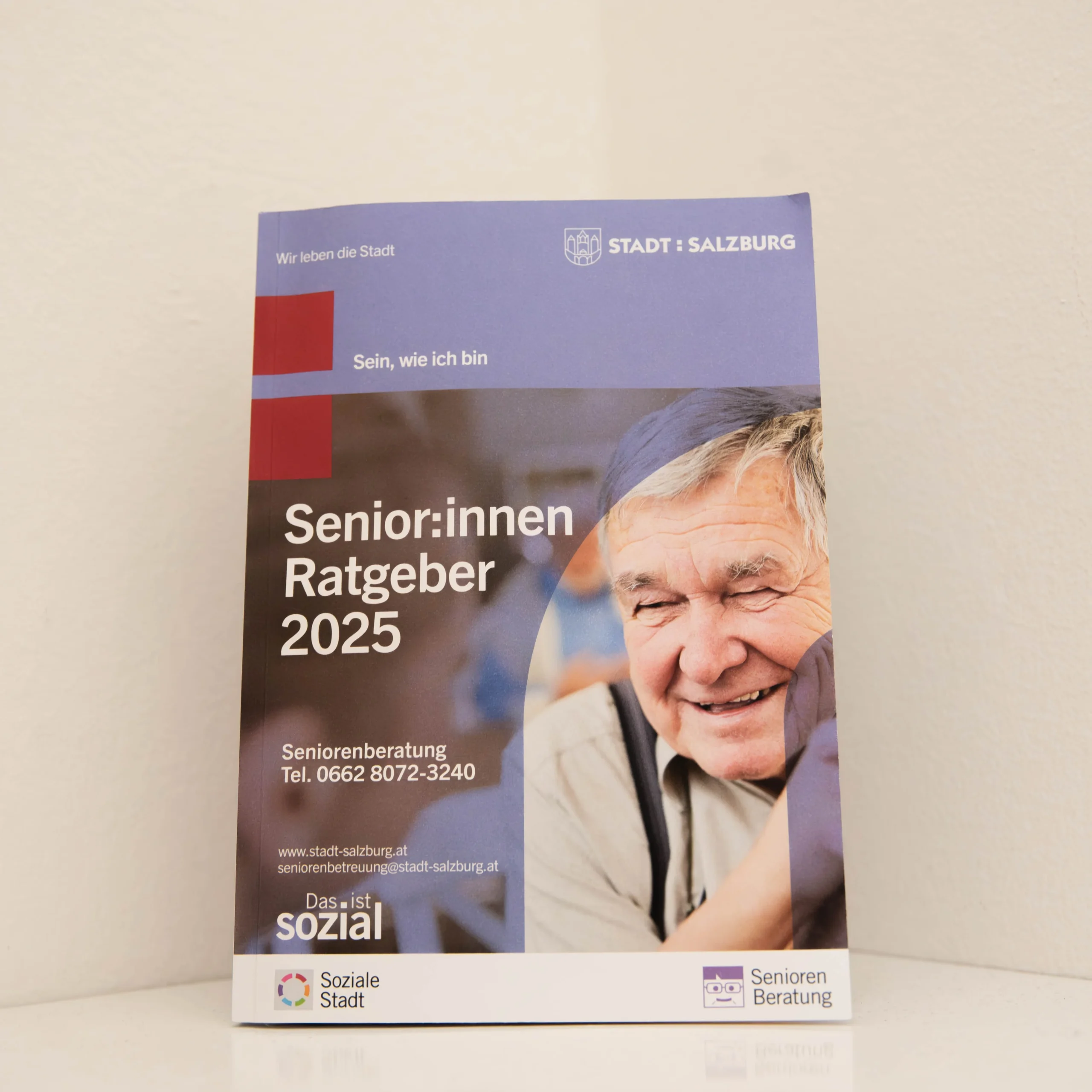 Magazin Seniorenratgeber mit lachenden Senioren auf dem Cover