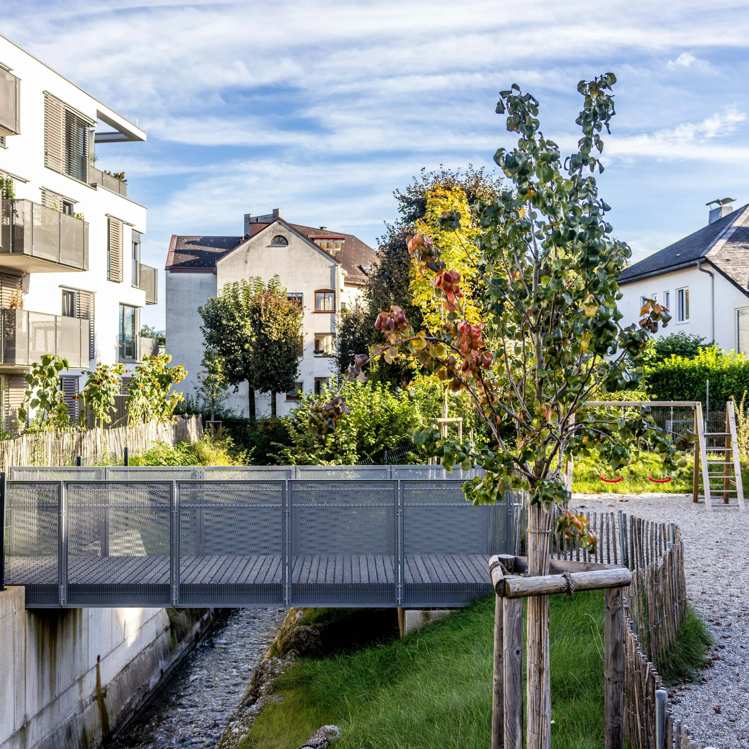 Begründe Siedlung mit Wohngebäuden mit Brücke und Spielplatz