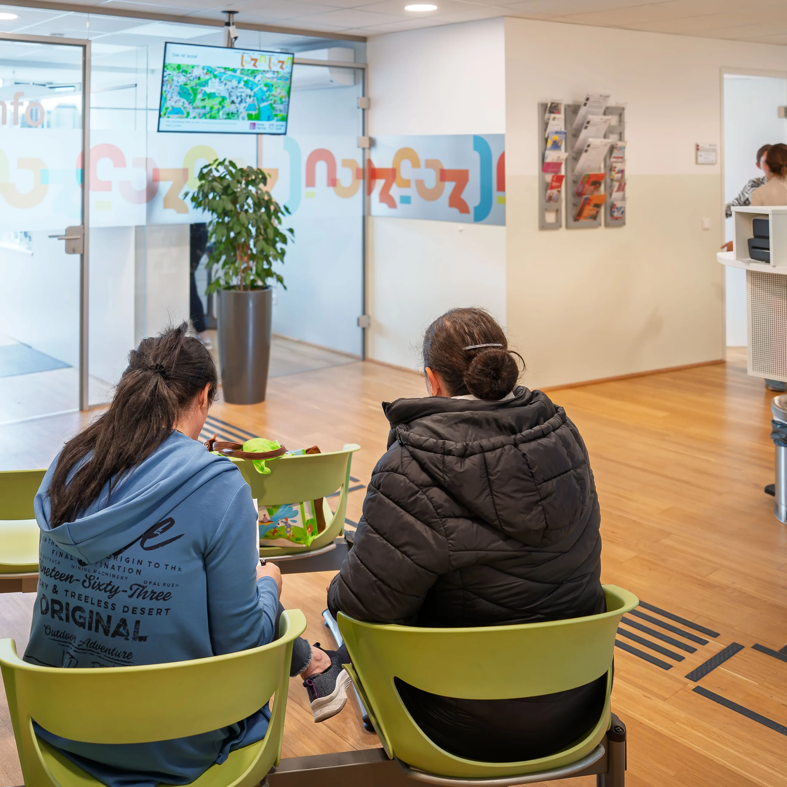 zwei Damen sitzen in einem Warteraum des Wohnservice