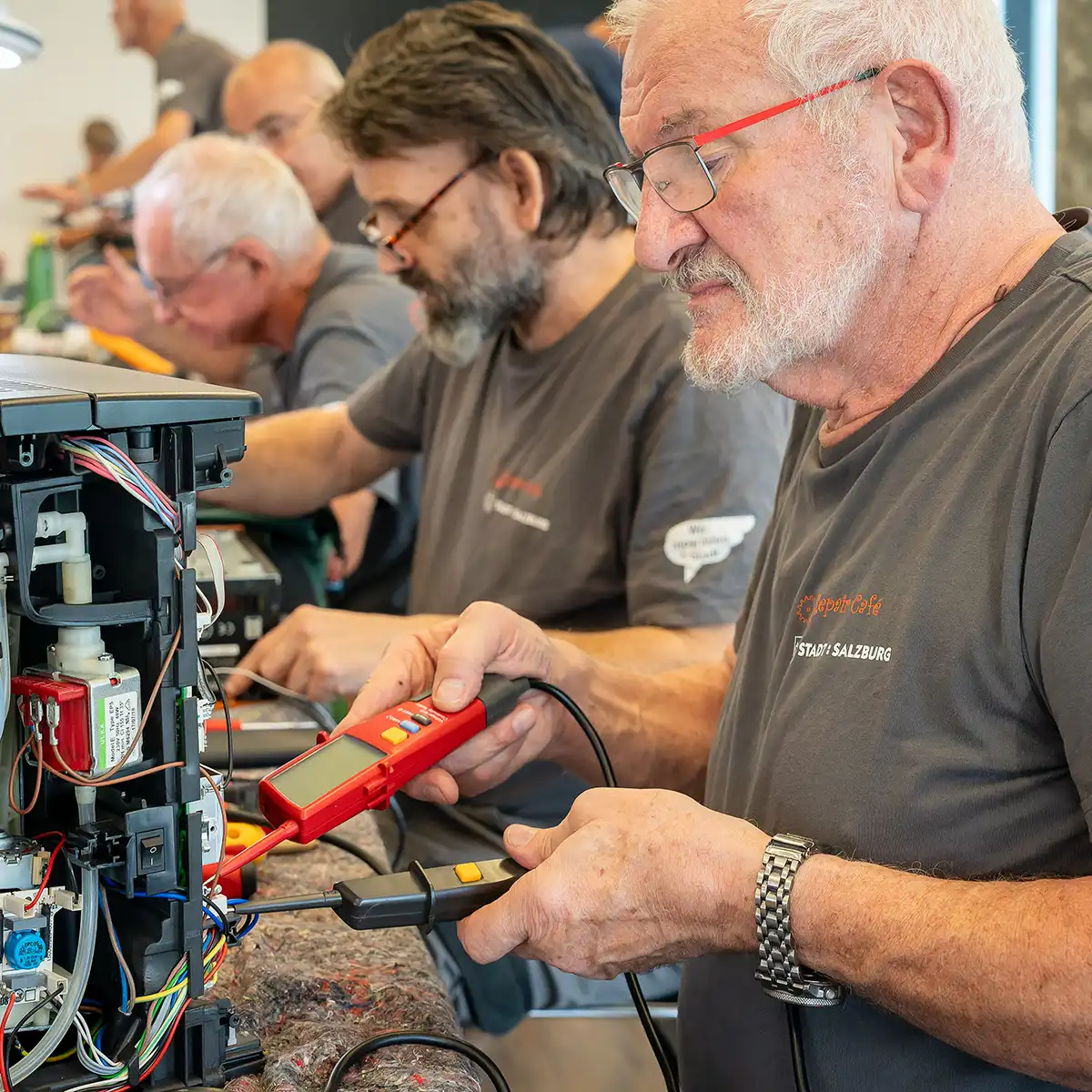 Ein Mann arbeitet in einem Repaircafe und repariert etwas