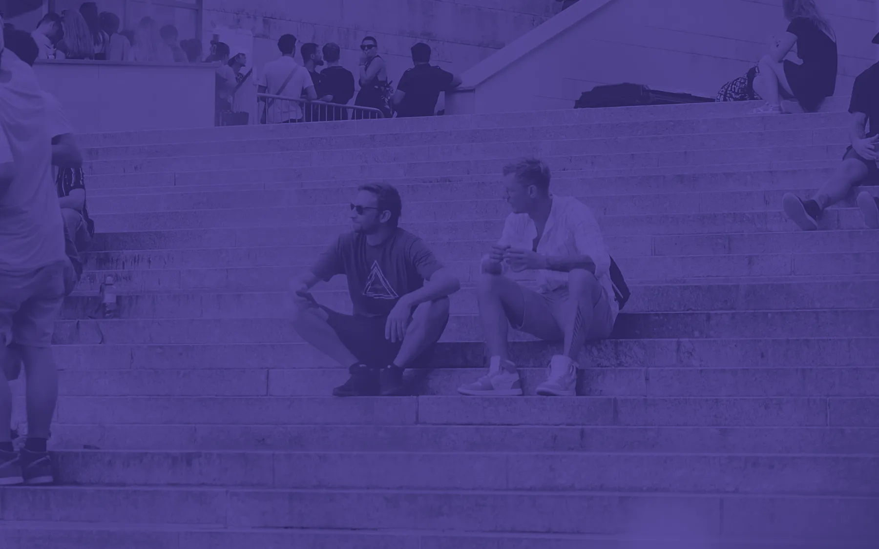 Hintergrundbild mit Personen auf einer Steintreppe im Freien